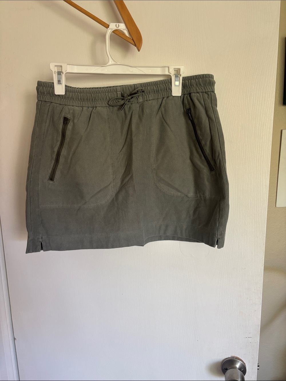 Athleta Men's Olive Green Athletic Shorts with Zip Pockets